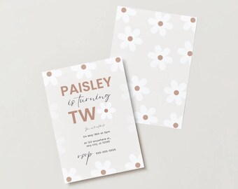Könnte beinhalten: Zwei Einladungen mit Gänseblümchen-Motiv. Auf einer Einladung steht "PAISLEY is turning TW" mit Veranstaltungsdetails. Die andere Einladung hat ein Gänseblümchenmuster. Die Einladungen sind hellbeige mit weißen und braunen Gänseblümchen.