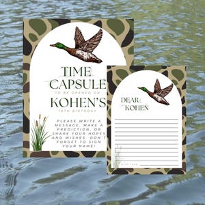 Könnte beinhalten: Zweiteiliges Schreibwarenset mit Tarnmuster. Die größere Karte trägt die Aufschrift "TIME CAPSULE" und "KOHEN'S 18TH BIRTHDAY". Die kleinere Karte trägt die Aufschrift "DEAR KOHEN". Beide Karten zeigen eine Entenillustration.