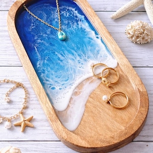 Bandeja de madera con resina oceánica: Plato para servir con decoración costera