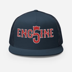 Könnte beinhalten: Eine marineblaue Trucker-Kappe mit einem roten gestickten Logo, auf dem "ENG5INE" steht.