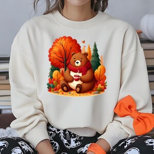 秋のクマPng、女性のための流行の秋シーズングラフィックTシャツ、秋のTシャツPng、茶色のクマTシャツ、コーヒーを飲むクマ