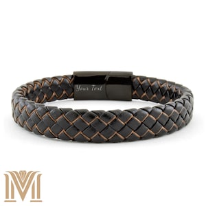 Peut inclure: Bracelet en cuir noir tressé avec fermoir magnétique. Le bracelet présente un motif tissé avec des accents marron et le texte "Your Text" gravé sur le fermoir. Un accessoire élégant.