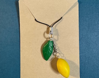 Colgante para móvil con forma de gota de limón — Arcilla polimérica hecha a mano