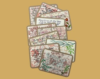 Op de afbeelding: Een stapel inspirerende kaarten met bloemmotieven en handgeschreven bijbelteksten. De kaarten zijn gedrukt op bruin papier met een witte achtergrond en hebben verschillende bloemmotieven.