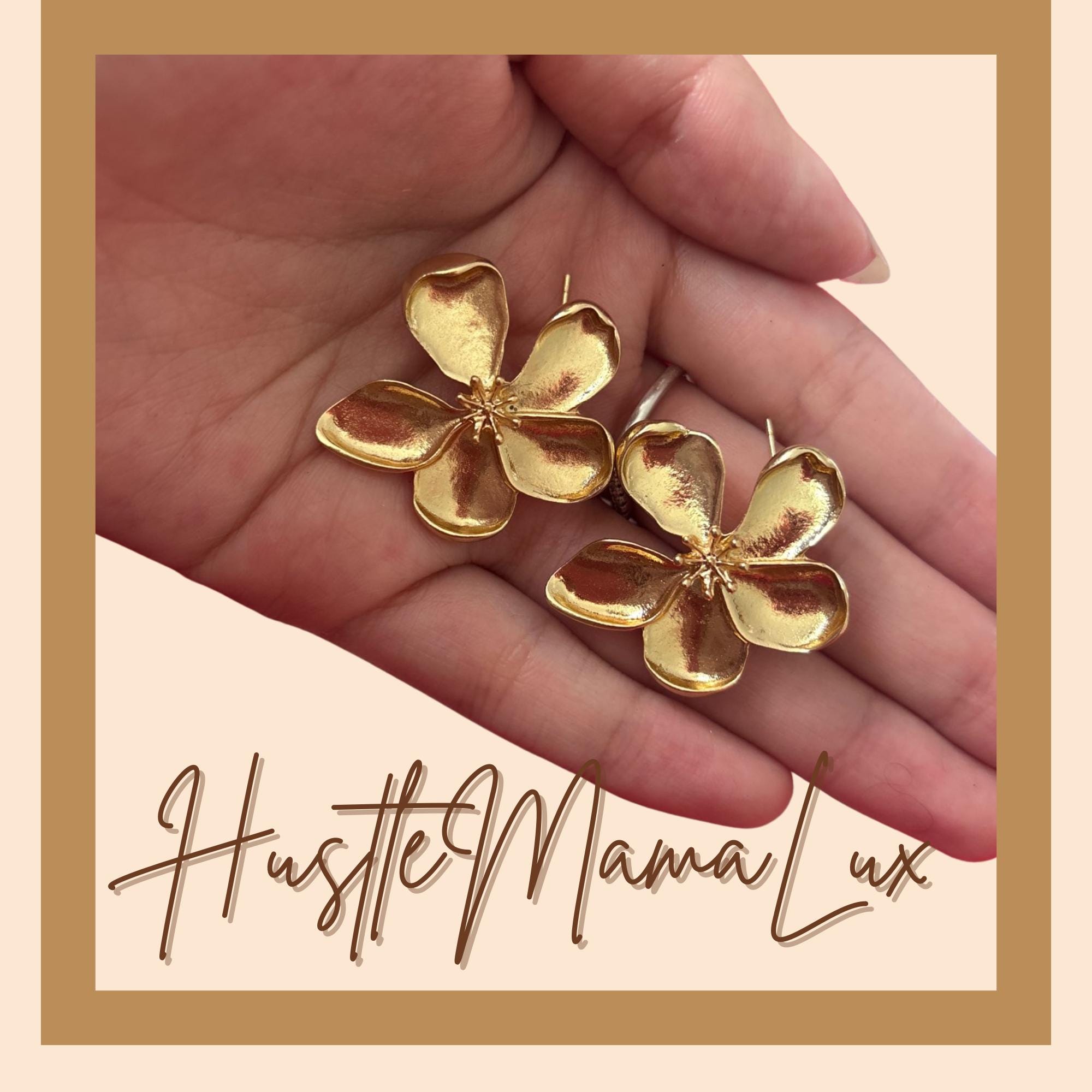 ゴールドフラワーステートメントイヤリング - 女性のための大胆な花柄