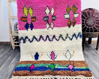 Alfombra marroquí rosa estilo boho: Lana tejida a mano con estampado geométrico.