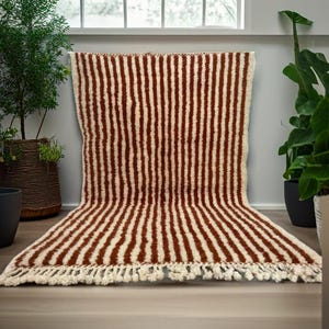 モロッコの茶色の手作りラグ、縞模様のウールラグ、ベニウラインラグ、本物のモロッコラグ、ベルベルカーペット、本物のウールラグ、空間を高めます