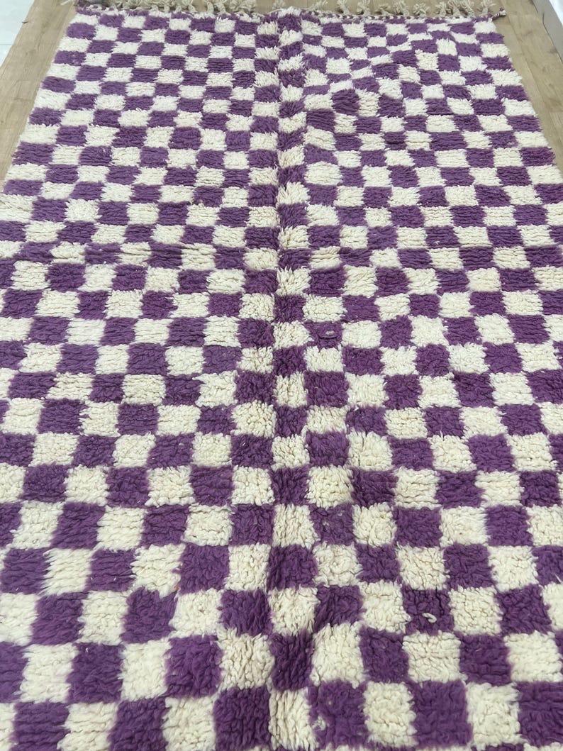 紫のチェック柄モロッコラグ - ハンドメイドウールベニウランスタイル