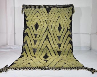 Alfombra bereber de lana con un llamativo estampado geométrico fucsia (tejida a mano en Marruecos).