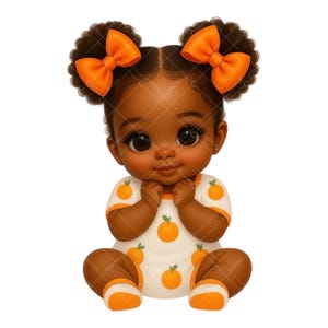 Op de afbeelding: Digitale illustratie van een baby meisje met een donkere huid, grote ogen en oranje strikken in haar haar. Ze draagt een witte jurk met oranje randen en oranje fruitafbeeldingen. De baby zit met gevouwen handen.