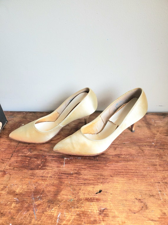 1960s Womens Italian Gold Satin Pumps Size 71/2 Di Ma… Gem