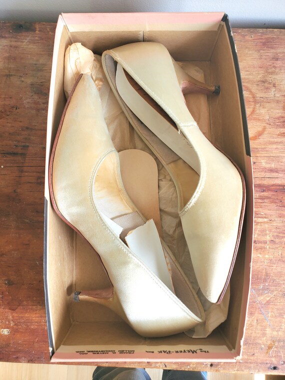 1960s Womens Italian Gold Satin Pumps Size 71/2 Di Ma… Gem