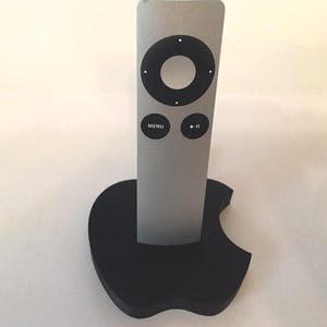 Puede incluir: Un juego de tres tazas de cerámica con un acabado mate moteado. Cada taza presenta un color diferente: azul claro, crema y gris. Las tazas tienen un diseño simple y moderno, perfectas para café o té.