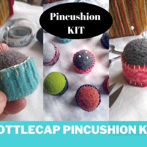 Puede incluir: Un kit para hacer alfileteros de tapón de botella. El kit incluye fieltro en varios colores, incluyendo rojo, verde, azul y gris. Los alfileteros están cubiertos con fieltro gris y tienen alfileres blancos. El texto "Pincushion KIT" está en un círculo negro en la parte superior de la imagen. El texto "BOTTLecap PINcushion KIT" está en la parte inferior de la imagen.