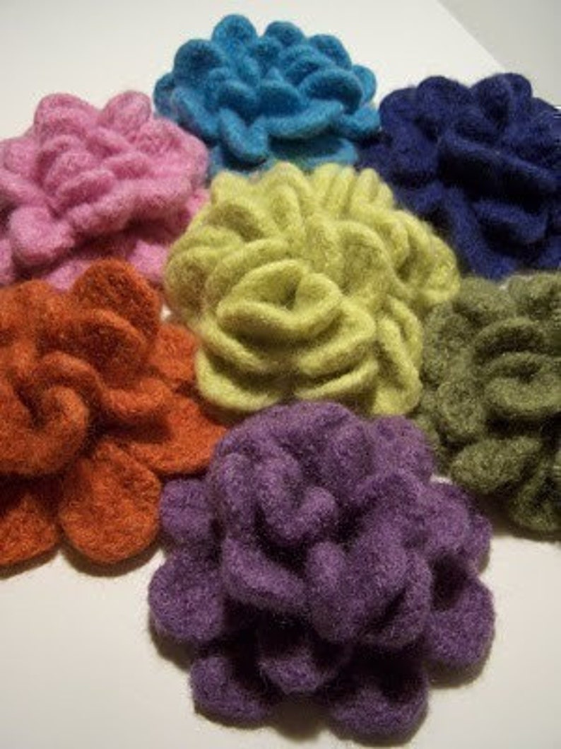 Crochet Felted Flowers Brooche PATTERN image 1