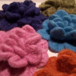 Crochet Felted Flowers Brooche PATTERN image 2