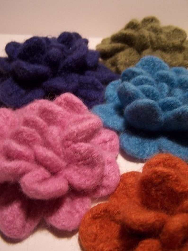 Crochet Felted Flowers Brooche PATTERN image 2