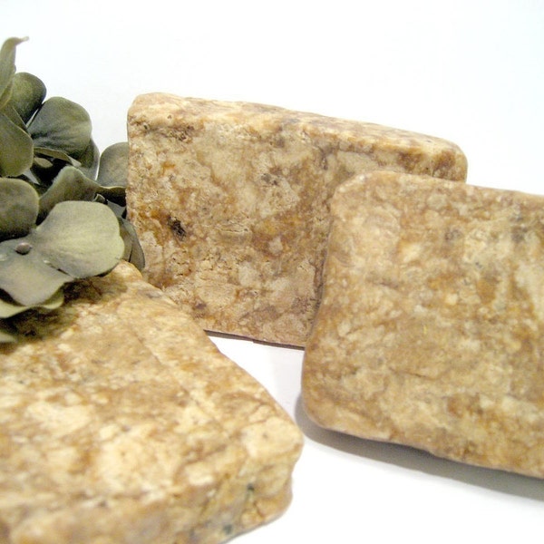Traditionelle afrikanische schwarzer Seife mit Sheabutter