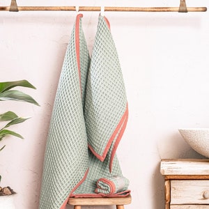 Conjunto de toalhas waffle verde-sálvia e coral: decoração boho moderna para banheiro