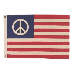 Puede incluir: Una bandera rectangular que presenta un cantón azul con un gran símbolo de la paz de color blanco roto centrado. El campo consta de franjas horizontales alternas de color rojo y blanco roto. El lado izquierdo incluye una banda de refuerzo blanca con dos ojales.