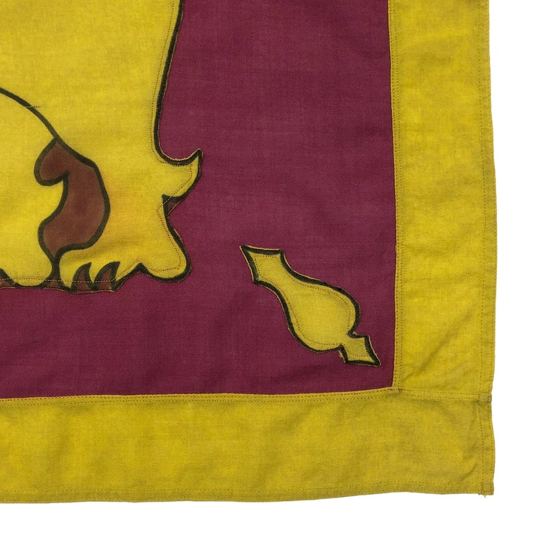 Puede incluir: Un primer plano de la esquina inferior derecha de una bandera de Sri Lanka. La bandera est&aacute; hecha de tela y tiene un fondo granate con un le&oacute;n amarillo en la esquina superior izquierda. El le&oacute;n est&aacute; rodeado de cuatro hojas amarillas. La bandera tiene un borde amarillo.
