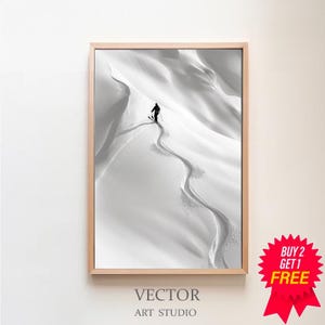 Könnte beinhalten: Ein Schwarzweißfoto eines Skifahrers, der eine Kurve auf einer schneebedeckten Bergabfahrt macht. Der Skifahrer ist eine kleine Silhouette in der Mitte des Bildes, wobei die schneebedeckte Bergseite den Rest des Rahmens ausfüllt.
