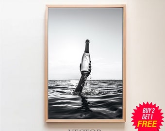 Vrouw met wijn op strand print, maximalistische kamerdecor, feministische poster, barwagen print, zwart-wit, alcohol kunst aan de muur, digitale download