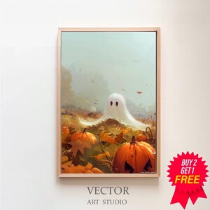 以下が含まれることがあります： 霧のかかった森の中に、オレンジ色のカボチャの山から白い幽霊が2つの目で覗いています。カボチャは緑の葉と茶色の枝に囲まれています。この画像は、ハロウィンの装飾に最適な、幻想的で不気味な雰囲気を持っています。