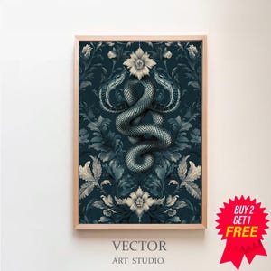 Op de afbeelding: Een digitale kunstprint met een gestileerde illustratie van twee slangen die om een witte bloem heen gewikkeld zijn, tegen een donkerblauwe achtergrond met een bloemenpatroon.