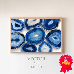 Puede incluir: Una impresión enmarcada que presenta una colección de rodajas de ágata azul con detalles blancos y dorados. La obra de arte se muestra sobre un fondo blanco. El texto "VECTOR ART STUDIO" es visible en la parte inferior.