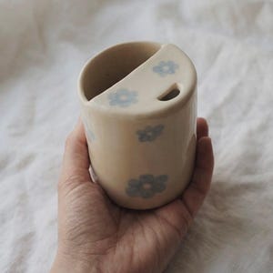 Tazza da viaggio in ceramica con mezzo coperchio, tazza in ceramica fatta a mano, bicchiere in ceramica da asporto, tazza da caffè in ceramica riutilizzabile da 10 once
