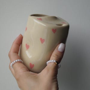 ピンクのハートの持ち運び用マグカップ、陶器製トラベルシップマグ、手作り陶器製タンブラー、取っ手なしコーヒーマグ、かわいいコーヒーカップ、半蓋付き陶器カップ