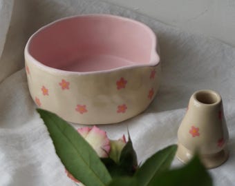 Set per Matcha floreale rosa fatto a mano: ciotola e porta frusta, pizzicati e dipinti a mano