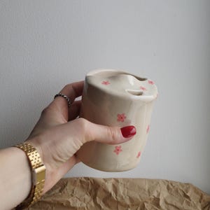 蓋付きトラベルマグ、コーヒー愛好家のための手作りセラミック製持ち運び用シッピーマグ、かわいいカップ、コーヒータンブラー半蓋、自家製10オンストラベルマグ