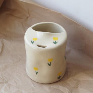 黄色のチューリップ柄の陶器製トラベルタンブラー、半蓋付きハンドメイドトラベルマグ、飲み口付き持ち運びマグ、取っ手なしマグ、陶器製コーヒーカップ