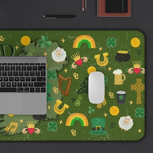 Alfombrilla de escritorio con mapa de Irlanda, diseño irlandés moderno con tréboles, Claddagh, cruz celta, ovejas y arcoíris. Un regalo para el orgullo irlandés y la oficina.