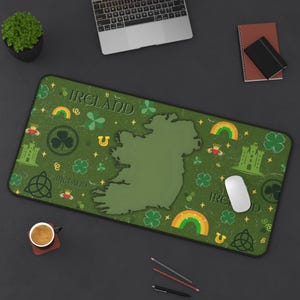 Schreibtischunterlage - Irland Karte, modernes irisches Design mit Shamrocks, Claddagh, keltischem Kreuz, Schafen und Regenbogen, Geschenk für Irish Pride & Office Vibes