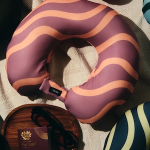 Oreiller de voyage Volta avec fermeture éclair pour ranger vos vêtements Espace supplémentaire dans votre bagage à main Voyage en avion Cadeau de Noël Oreiller de voyage vide