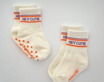 HEY CUTIE Socken für Baby, Kleinkind, Kind - stylische und hochwertige Baumwollsocken. Perfektes Geschenk für Anlässe & Alltag (1 Paar)
