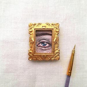 Oeil d'amant miniature peint à la main, cadre doré, petite maison de poupée acrylique originale avec aimant, cadeau fait main pour elle, oeil bleu