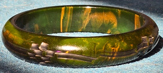 Bakelite - Carved Spinach Bangle - Tested - Vinta… - image 2