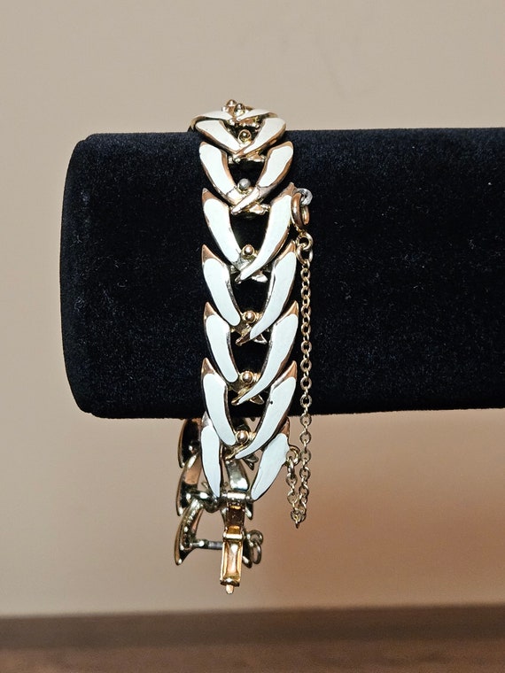 Stylish Vintage Coro V link White Bracelet