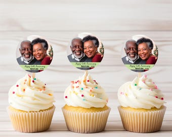 Puede incluir: Tres cupcakes con glaseado blanco y chispas de colores. Cada cupcake tiene un adorno circular con una foto de una pareja de ancianos y el texto "Happy 60th Anniversary". Los cupcakes están sobre una superficie de madera clara.