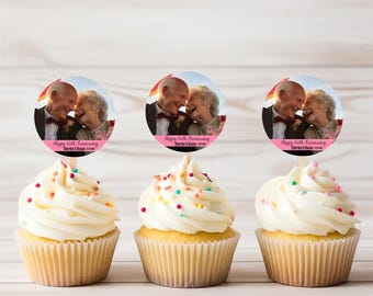 Puede incluir: Tres cupcakes con glaseado blanco y chispas de colores. Cada cupcake tiene un adorno circular con una foto de una pareja de ancianos y el texto "Happy 60th Anniversary". Los cupcakes están sobre una superficie de madera clara.