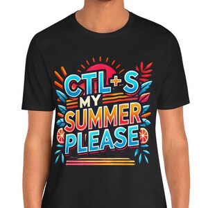 Puede incluir: Camiseta negra con un gráfico colorido que dice "CTL + S MY SUMMER PLEASE". El diseño incluye un sol, hojas y una rodaja de fruta. La camiseta es de manga corta y parece ser de algodón.