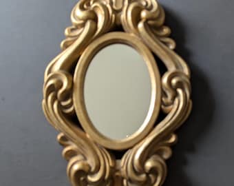 Verzierter goldener Wandspiegel, kleiner dekorativer Vintage-Spiegel