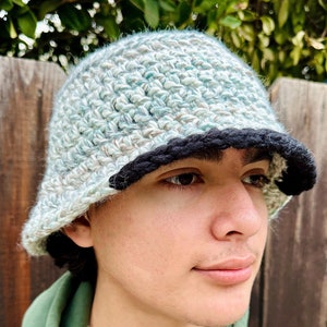 Unisex Eisweiß mit schwarzer Krempe Crochet Bucket Hat | Handgefertigter Wendehut | Woll Fischerhut | Trendige warme Fischermütze