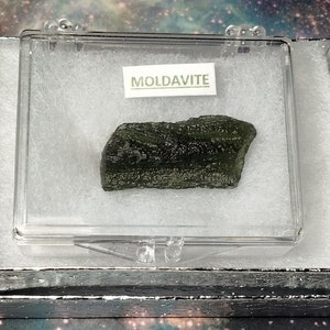 Sale Rare 5.5-Gram MOLDAVITE Tektite Meteorite Impact Glass in a Display Box from Czech Republic Bild 3