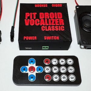 Könnte beinhalten: Eine weiße Keramik-Tasse mit schwarzem Henkel und dem Text "But First, Coffee" in handschriftlichem Stil. Die Tasse steht auf einer weißen Oberfläche. Die Tasse ist etwa 10 cm hoch.