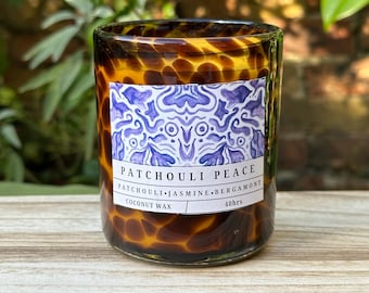 Patchouli Peace Candle - Handgegossene botanisch inspirierte Duftkerze.